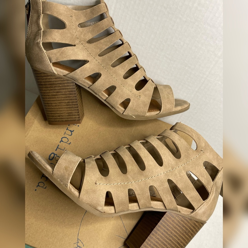 Indigo Rd Perky faux leather Caged Stacked Heel Sandal Sz 10 like new!